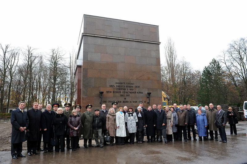 Берлін, Меморіал радянським воїнам у районі Панков, делегація з України, Росії та Білорусії, представники Німеччини