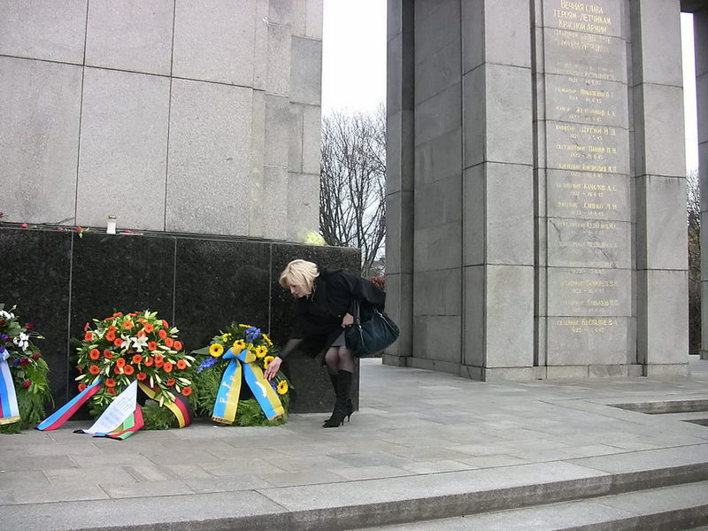 Лариса Мефьдова покладає квіти до Меморіалу