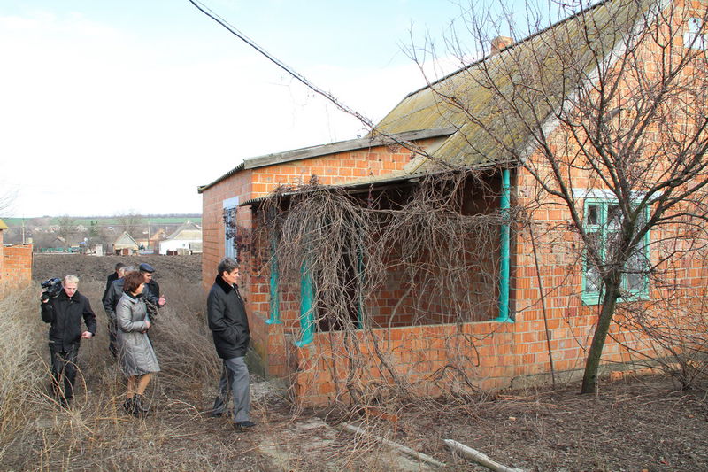 Борис Петров на подвір’ї будинку для сільського лікаря
