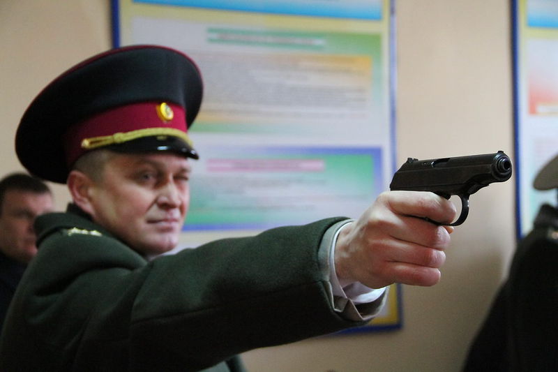 Сергій Брусов демонструє можливості сучасного обладнання для навчання військових