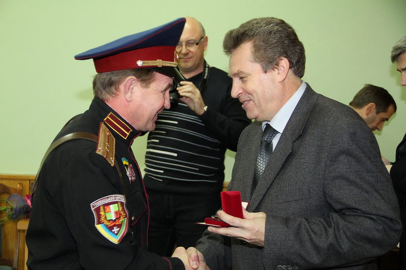 Заступник голови-керівник апарату ОДА Станіслав Лимарчук вручає нагороду