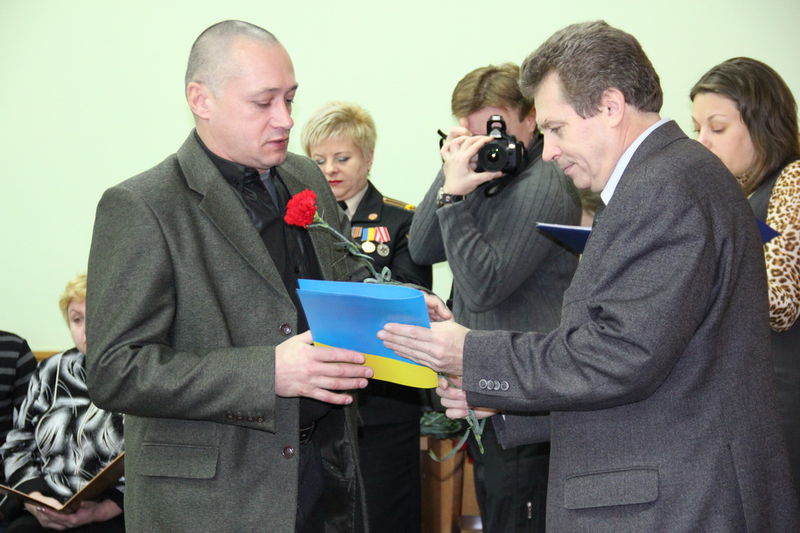 Заступник голови - керівник апарату ОДА Станіслав Лимарчук вчручає почесну грамоту облдержадміністрації