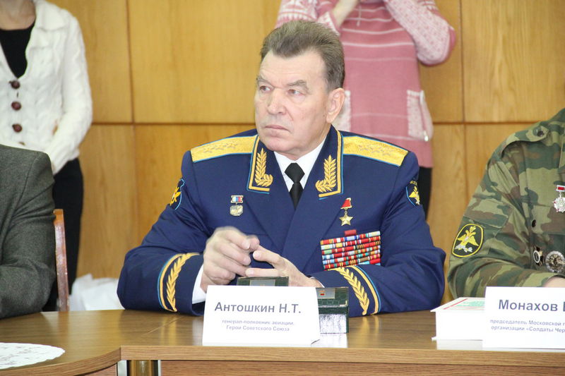 Генерал-полковник авіації, Герой Радянського Союзу Микола Антошкін