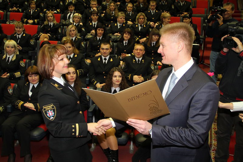 Почесну грамоту вручає начальник головного управління юстиції у Запорізькій області Віталій Горлов