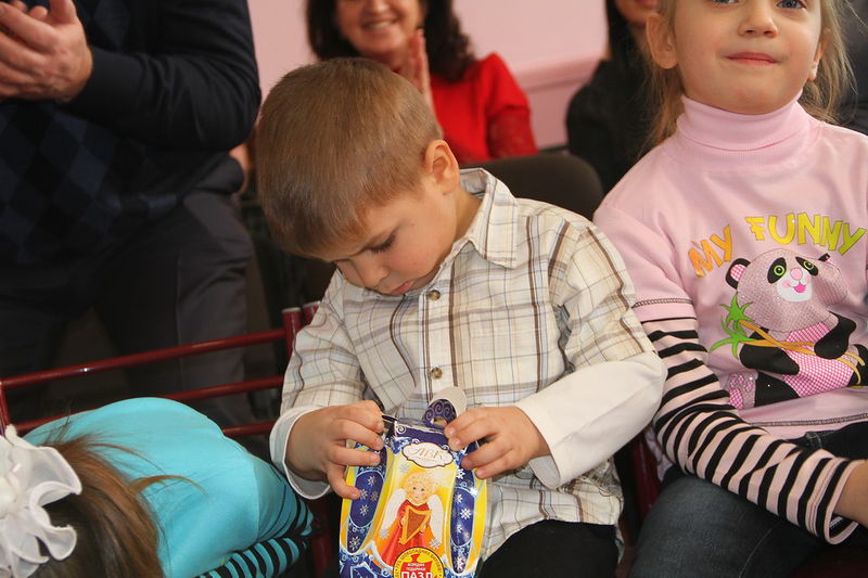 Діти отримали солодкі подарунки