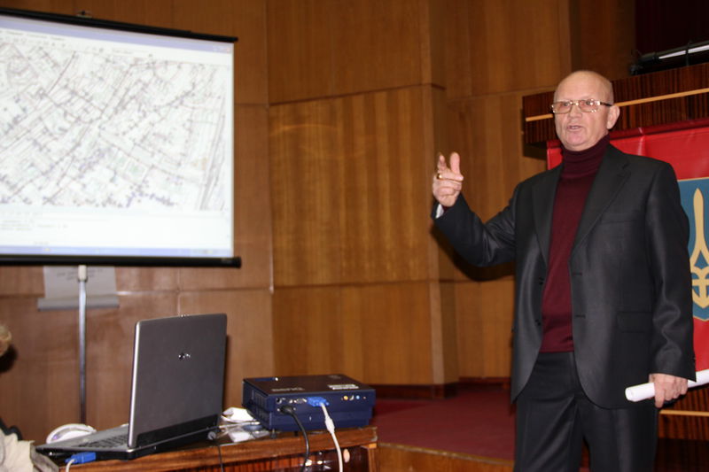 Директор НВЦ «Еколас» Євген Вербато презентує присутнім один з розроблених проектів