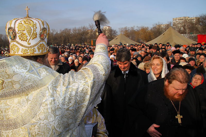 Святою водою окропили присутніх