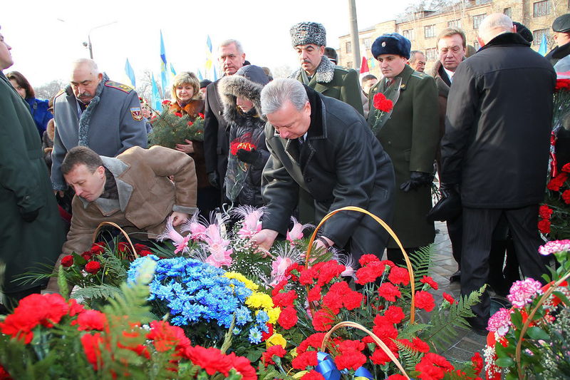 Покладання квітів