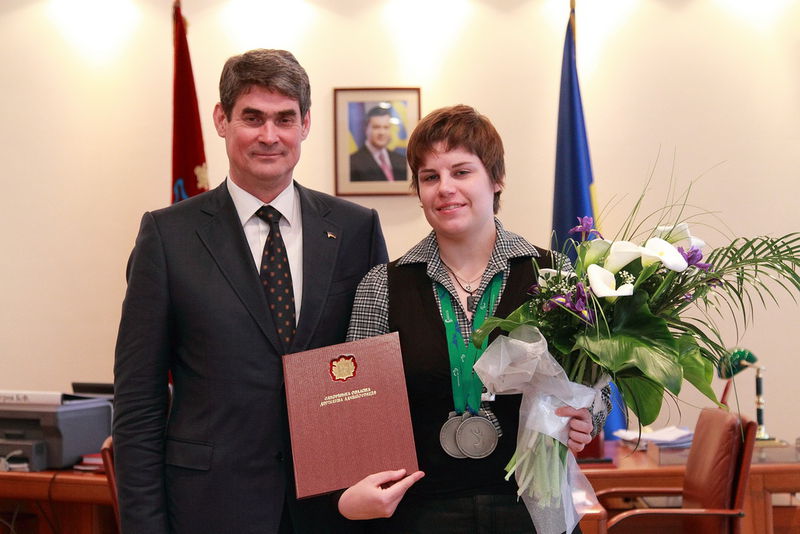 Борис Петров першим з посадовців привітав чемпіонку та рекордсменку світу Марію Помазан
