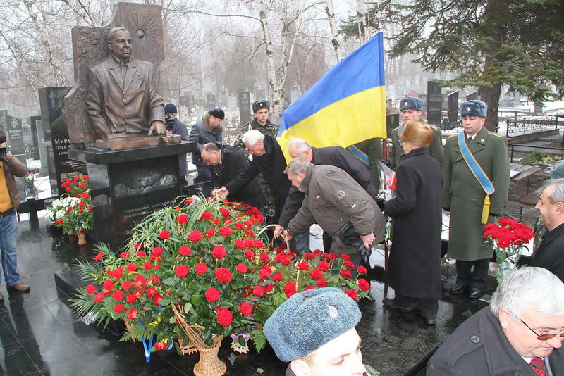 Покладання квітів