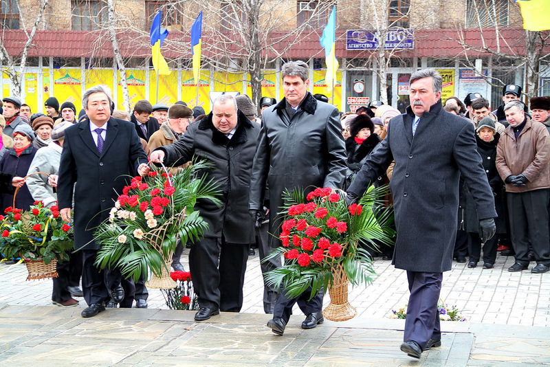 Покладання квітів до погруддя Шевченка