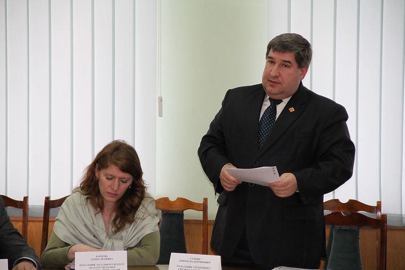 голова обласного управління з захисту прав споживачів Дмитро Сухінін доповідає про проблему
