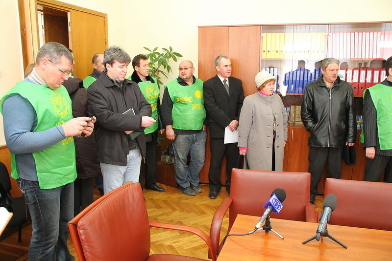 Учасники автопробігу в приймальні посадовця