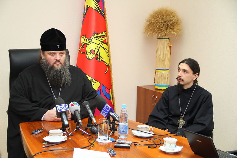 Владика Лука під час прес-конференції