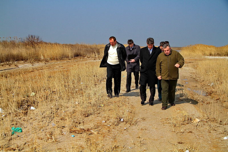 Борис Петров оглянув місце природного каналу між лиманом та Азовським морем
