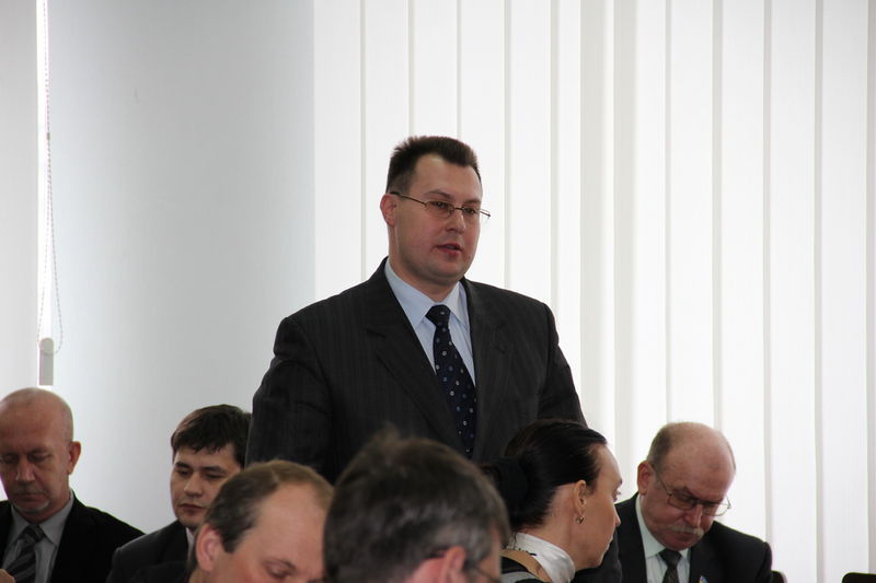 Начальник управління ЖКГ Дмитро Свіркін з доповіддю
