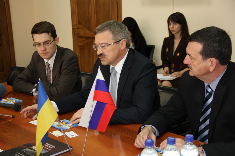 Під час офіційної зустрічі голови обласної державної адміністрації Бориса Петров з Надзвичайним та Повноважним Послом Словацької Республіки в Україні Паволом Гамжиком та головою правління словацького підприємства “SITNO HOLDING” Людовитом Чернаком