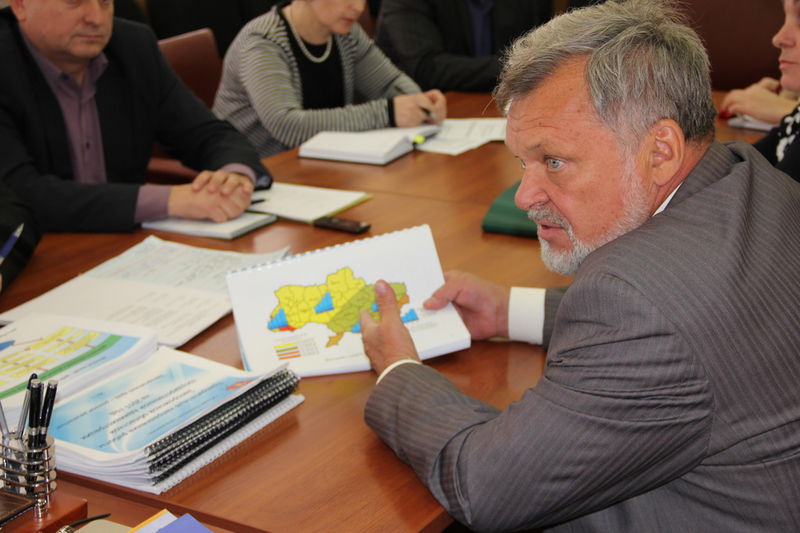 Заступник директора Інституту відновлюваної енергетики НАН України Степан Кудря демонструє енергетичну карту України