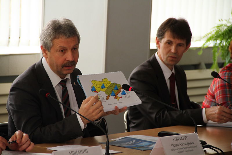 Заступник голови обласної державної адміністрації Петро Гончарук демонструє фрагмент електронної карти розвитку потенціалу альтернативних джерел енергії України