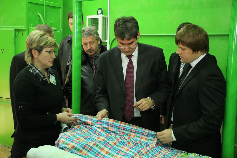 Очільник регіону оцінює якість тканини