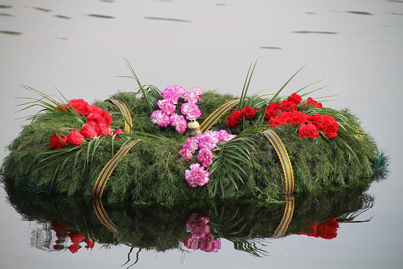 Пам’ятний вінок на хвилях Дніпра