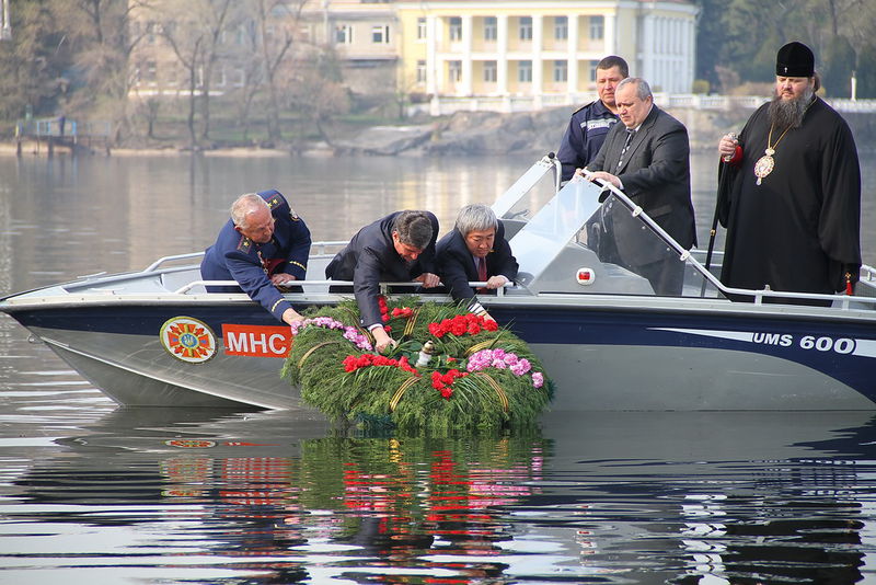 Пам’ять про загиблих понесуть Дніпрові хвилі 