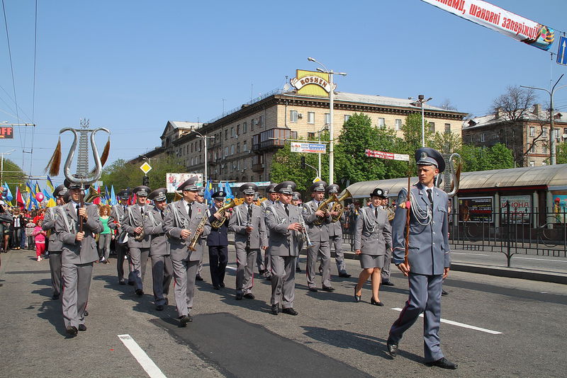 на чолі параду - оркестр Запорізького юридичного інституту
