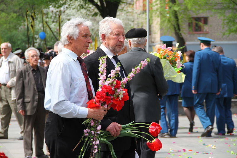 Покладання квітів біля меморіалу «Скорботна мати»