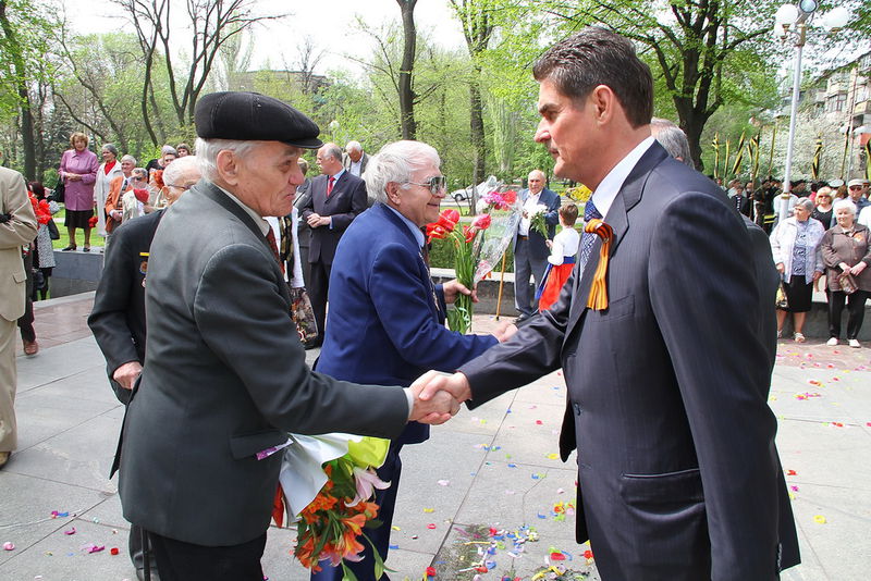 Борис Петров зустрівся з ветеранами біля меморіалу