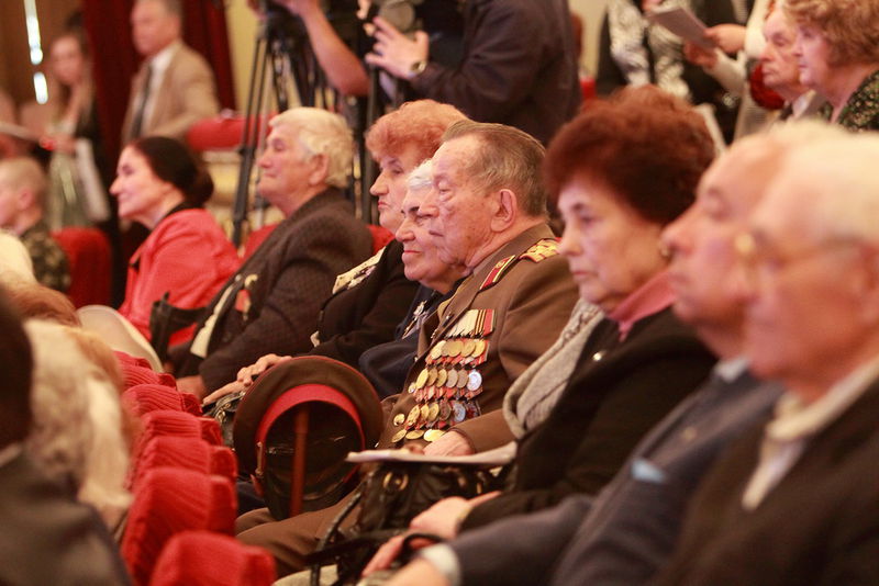 Ветерани ВОВ в залі серед інших гостей телемарафону

