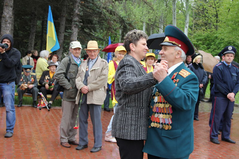 Ветерани вальсували біля "Переправи"
