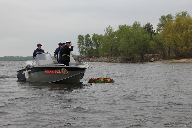 На пам'ять про загиблих у війні на хвилі Дніпра опустили вінок