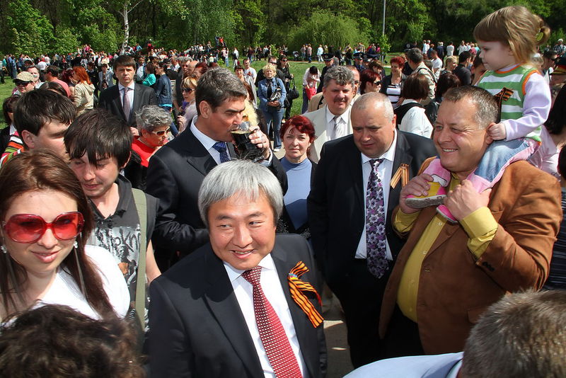 Борис Петров в оновленому парку п'є квас разом з громадянами