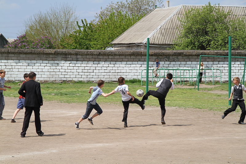 Незабаром тут буде 2 мініфутбольних поля та волейбольний майданчик