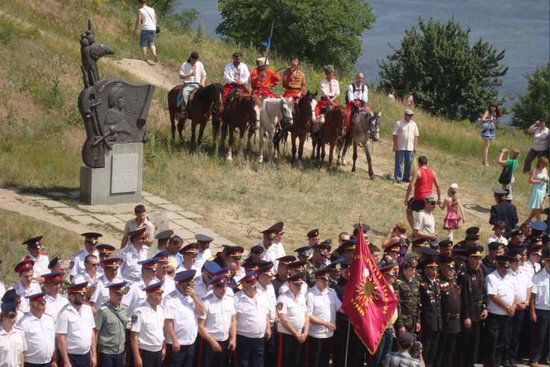 На знак пам’яті про загиблих воїнів у води Дніпра спустили вінок квітів