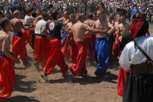 По завершенні змагань козаки побраталися, ще раз підкресливши основну мету забави – єднання козацького духу