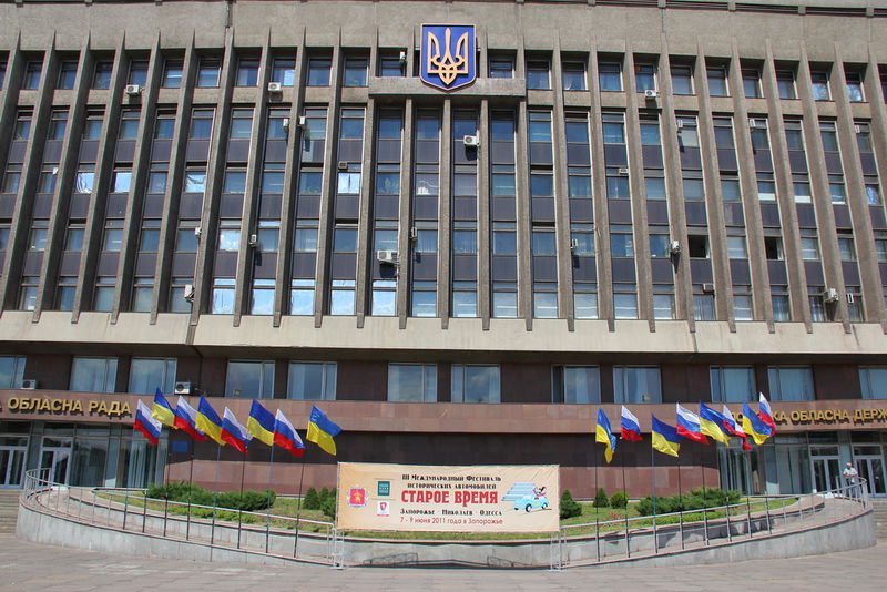 Перед будівлею облдержадміністрації 