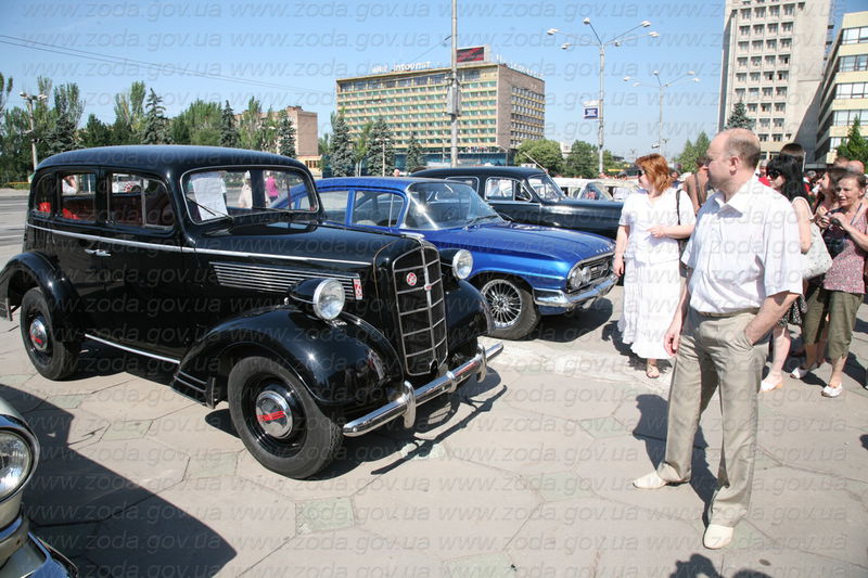 Автомобілі з історією зацікавили жителів міста