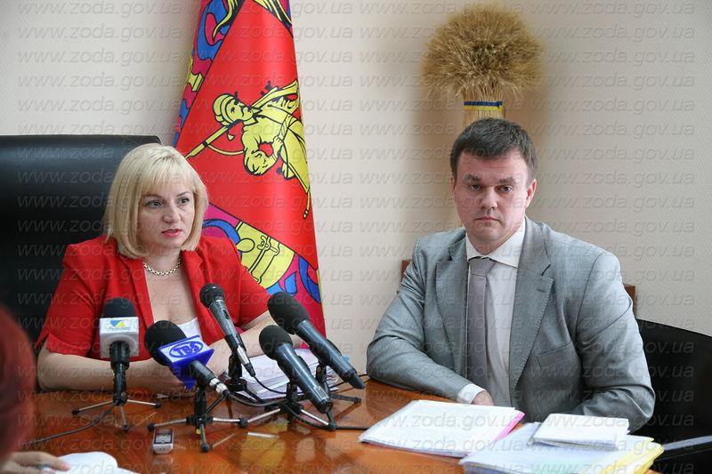Заступник голови обласної державної адміністрації Лариса Мефьодова та начальник ГУ Держкомзему в Запорізькій області Олександр Цибров провели прес-конференцію для журналістів