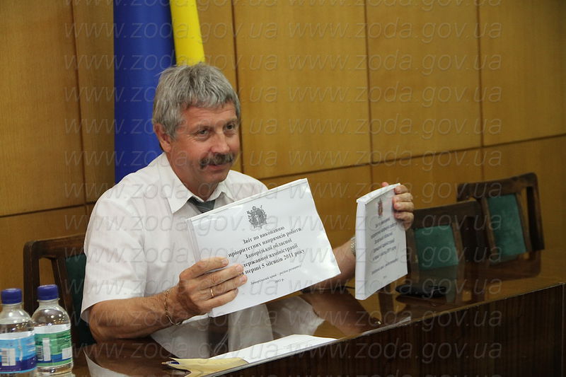 Заступник голови обласної державної адміністрації Петро Гончарук демонструє попередні звіти управлінь