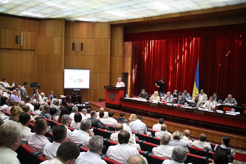 Про виконання пріоритетних напрямків діяльності обласної влади за перше півріччя учасників засідання колегії обласної державної адміністрації поінформував заступник голови ОДА Петро Гончарук