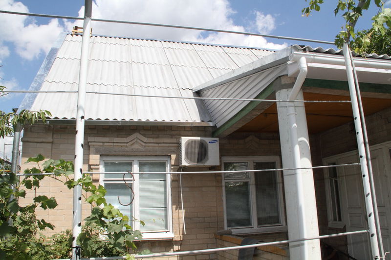 Костянтинивці відновлюють пошкоджені будинки