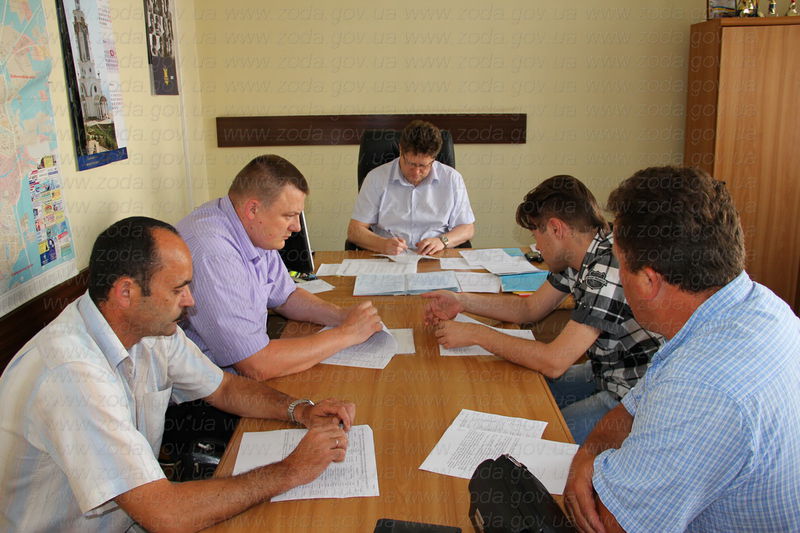 Начальник головного управління промисловості та розвитку інфраструктури облдержадміністрації Євген Семечаєвський провів нараду з питань експлуатації стаціонарних причалів, які розміщені у Запорізькому та Вільнянському районах