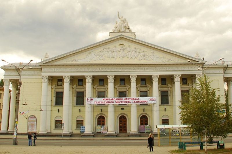 Мельпомена уквітчала запорізькими прем’єрами  віночок зоряних вистав 