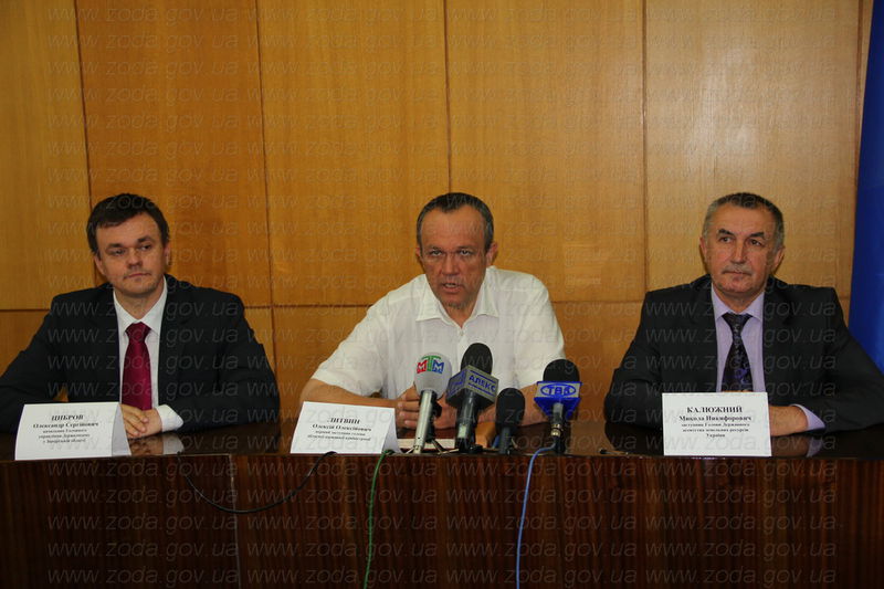 В обласній державній адміністрації відбулася спільна прес-конференція заступника Голови Державного агентства земельних ресурсів України Миколи Калюжного, першого заступника голови ОДА Олексія Литвина та начальника Головного управління Держкомзему у Запорізькій області Олександра Циброва