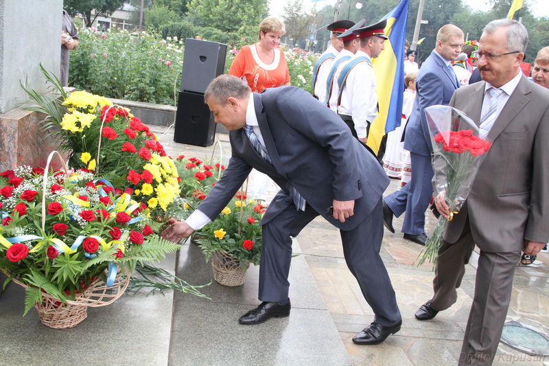 Покладання квітів до погруддя Кобзаря