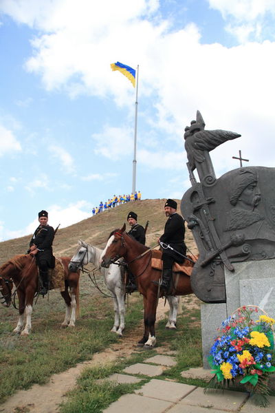 На Хортиці підняли Державний Прапор на рекордну висоту