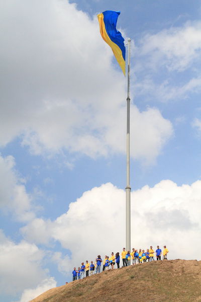 На Хортиці підняли Державний Прапор на рекордну висоту