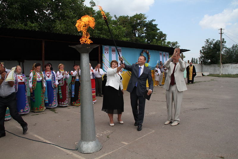 Голова Василівської РДА Сергій Грачов під бурхливі оплески запалює символічний факел