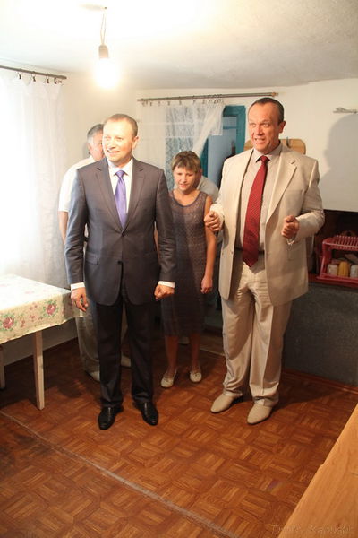 Олексій Литвин відвідав домівки жителів села, аби пересвідчитись у якості проведених робіт